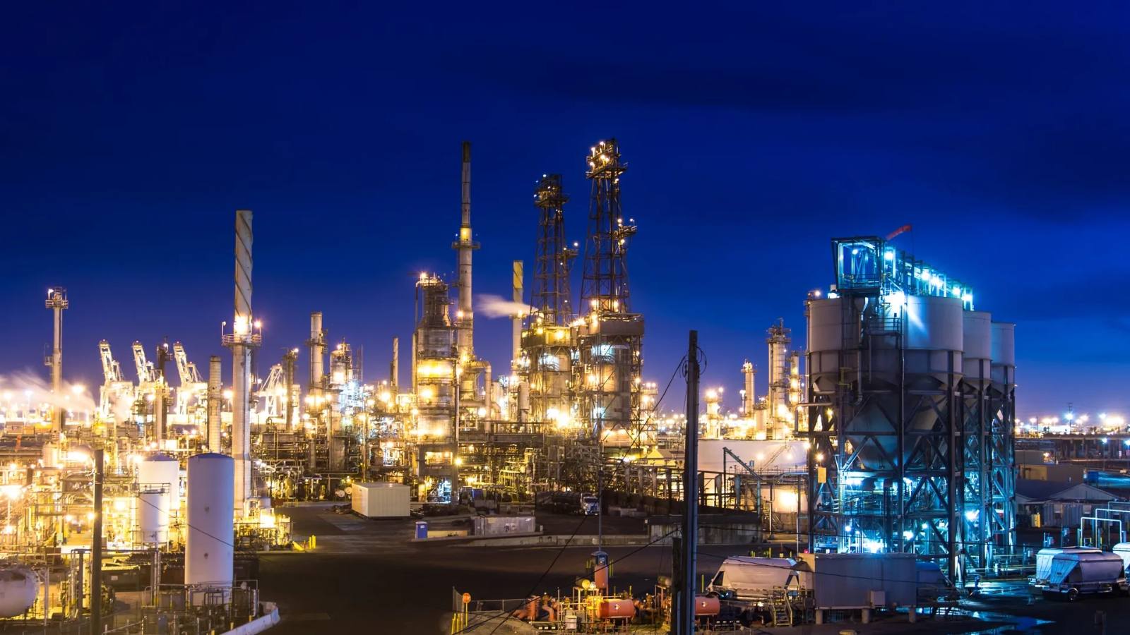 Refinería industrial iluminada