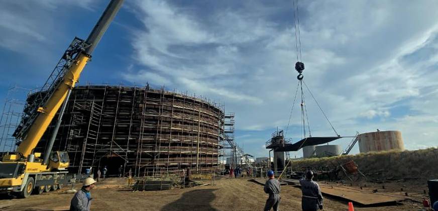 Izamiento de estructura del techo con grúa