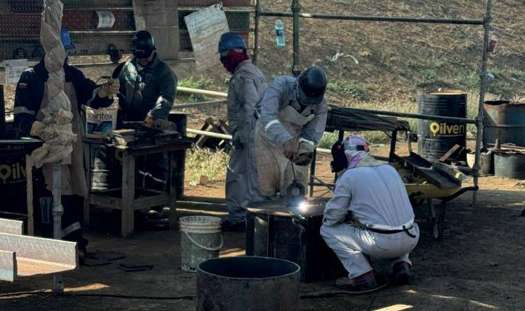 Trabajos de soldadura en el anillo central del techo
