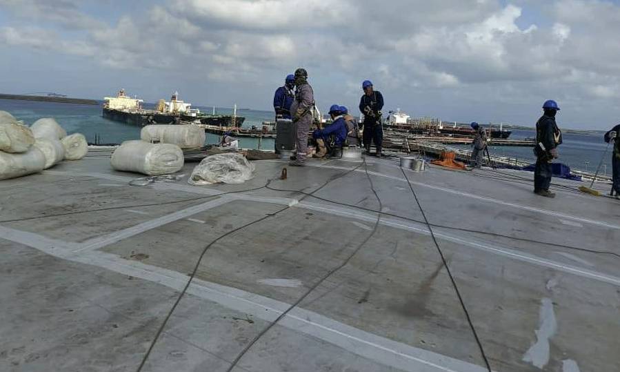 Trabajos en el techo del tanque frente al muelle