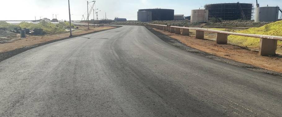 Carretera de acceso con nueva carpeta asfáltica