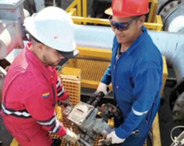 Técnicos de SPS en mantenimiento de equipos