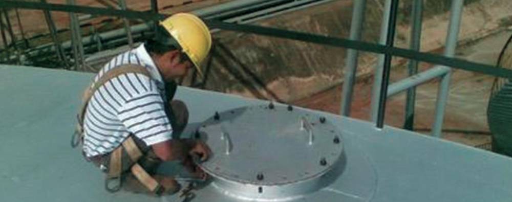 Inspección de boca de visita en tanque
