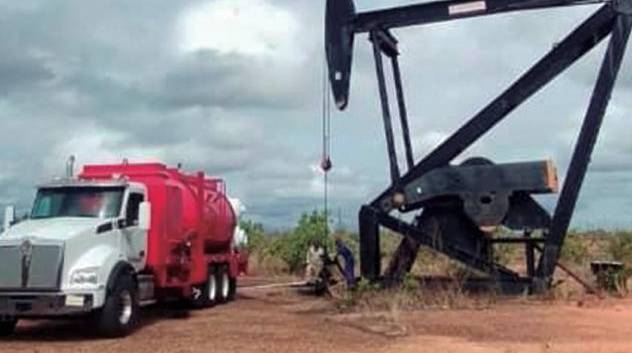 Servicio junto a balancín de bombeo mecánico