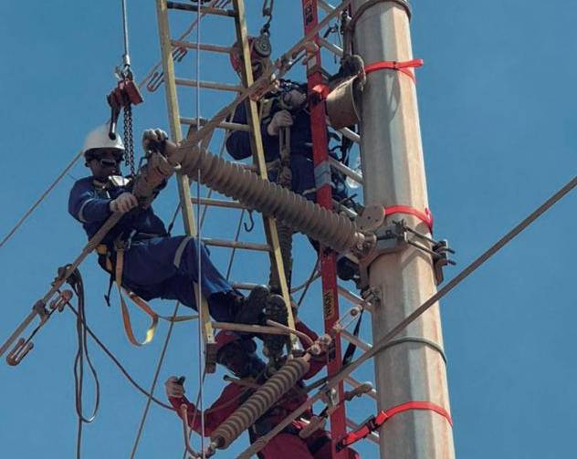 Trabajo en altura sobre estructura de transmisión
